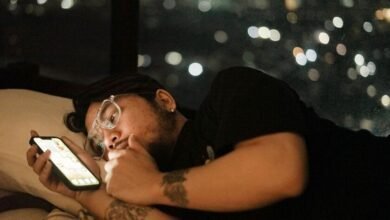 Un montón de celular en la cama, daño nocturno, tecnología y sueño