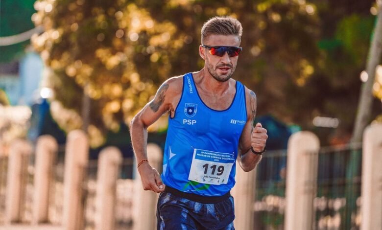 Persona corriendo al aire libre con smartwatch que muestra el VO2 max
