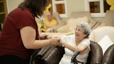 Mujer cuidando a una persona mayor con Alzheimer en un hogar español