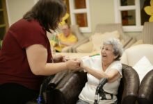 Familia argentina cuidando a una persona con alzhéimer en un hogar español