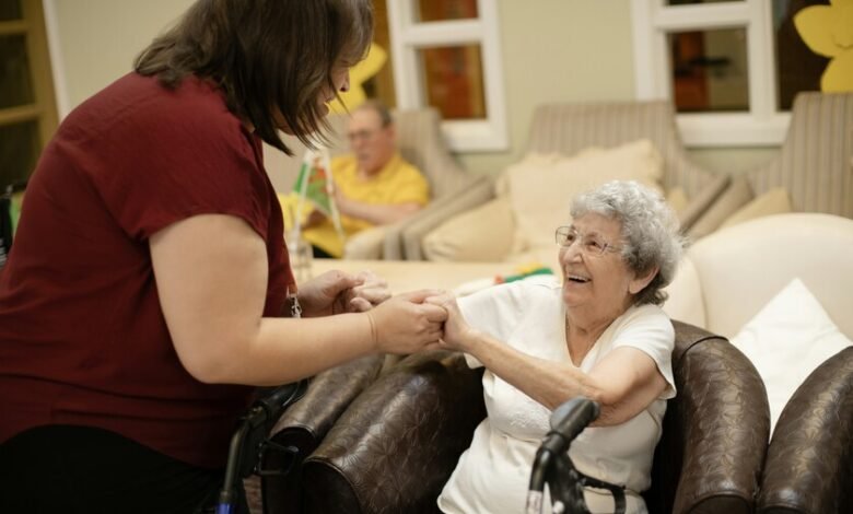 Familia argentina cuidando a una persona con alzhéimer en un hogar español