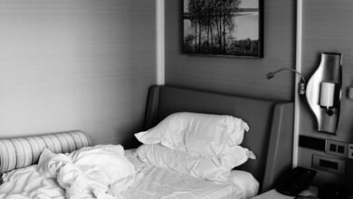 Cama sin hacer con sábanas arrugadas