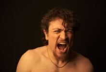 Hombre que habla en voz alta