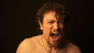 Hombre que habla en voz alta
