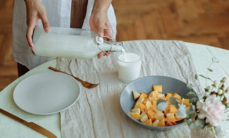 Vaso de kéfir casero con frutas y semillas, símbolo de alimento fermentado rico en proteínas
