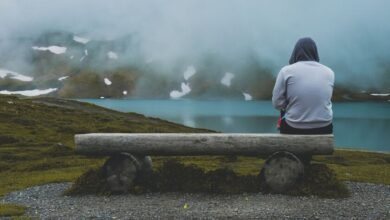 Persona sola frente a la pantalla de chat con una inteligencia artificial, simbolizando la soledad digital
