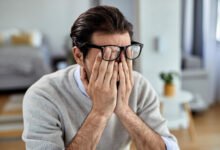Persona desayunando y haciendo ejercicio al iniciar el día, reduciendo el estrés