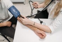 Aguja y atento, el doctor ajustó su práctica con el cambio de regla