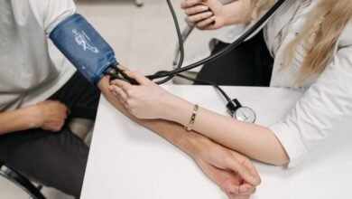 Aguja y atento, el doctor ajustó su práctica con el cambio de regla
