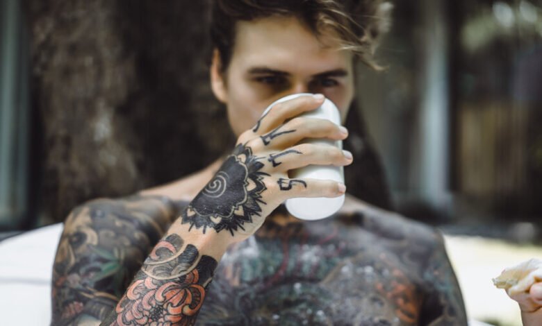 Tatuaje invisible bajo luz ultravioleta con tinta PhotoTat