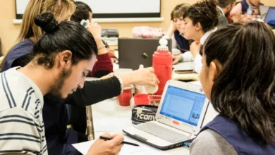 Jóvenes cordobeses revisando la convocatoria de preinscripciones para el ciclo académico 2027