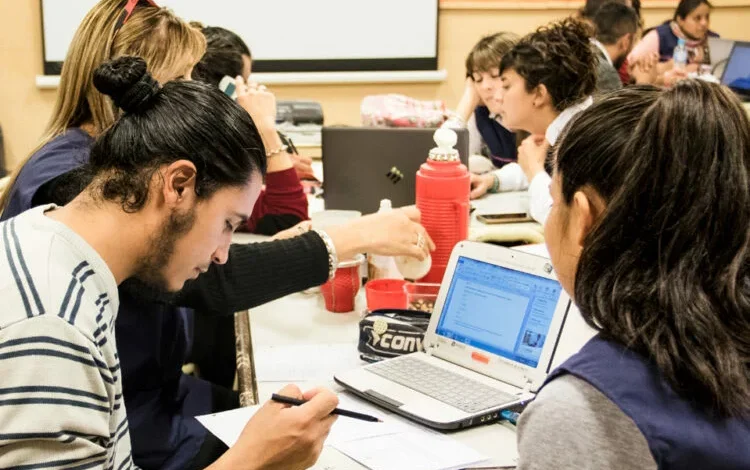 Jóvenes cordobeses revisando la convocatoria de preinscripciones para el ciclo académico 2027