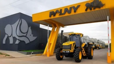 Planta de tractores Pauny en Las Varillas, Córdoba, con fondo de nubes industriales