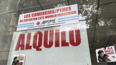 Fajas de tela en vitrinas de comercios cordobeses protestando contra el modelo económico de Milei