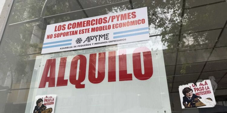 Fajas de tela en vitrinas de comercios cordobeses protestando contra el modelo económico de Milei