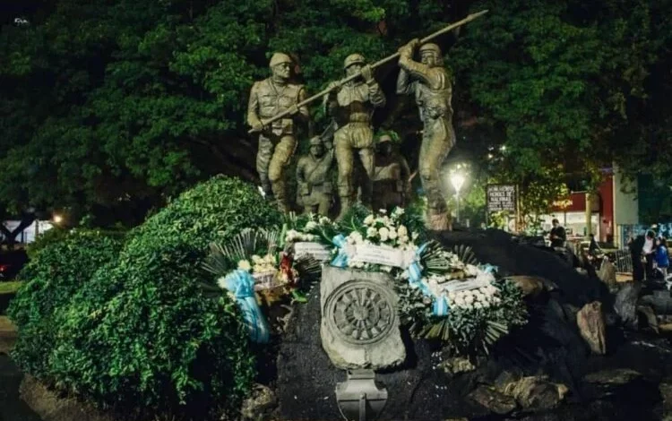 Monumento a los Héroes de Malvinas en Córdoba con banderas argentinas ondeando durante la concentración del 1 de octubre