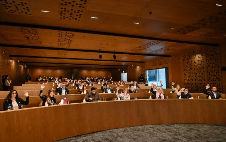 Sesión del Concejo Deliberante de Córdoba aprobando la reforma del Estatuto del Empleado Municipal