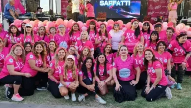 Participantes de la caminata solidaria del cáncer de mama en el Parque Sarmiento, Córdoba