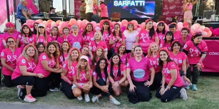 Participantes de la caminata solidaria del cáncer de mama en el Parque Sarmiento, Córdoba