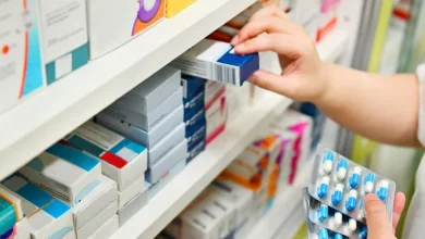 Saludadores en un dispensario de la Provincia de Córdoba revisando medicamentos del Programa Remediar