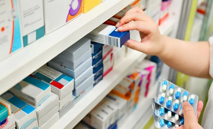 Saludadores en un dispensario de la Provincia de Córdoba revisando medicamentos del Programa Remediar