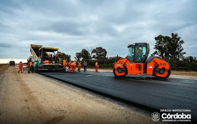 Obra vial en la autopista Ruta 19 de Córdoba con maquinaria y trabajadores