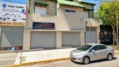 Fachada vacía de la concesionaria Madrigal Automotores en la Av. Donato Álvarez, Córdoba