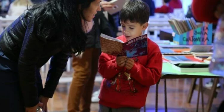 Carpa Malicha Leguizamón llena de familias y niños durante la Feria del Libro Córdoba 2026