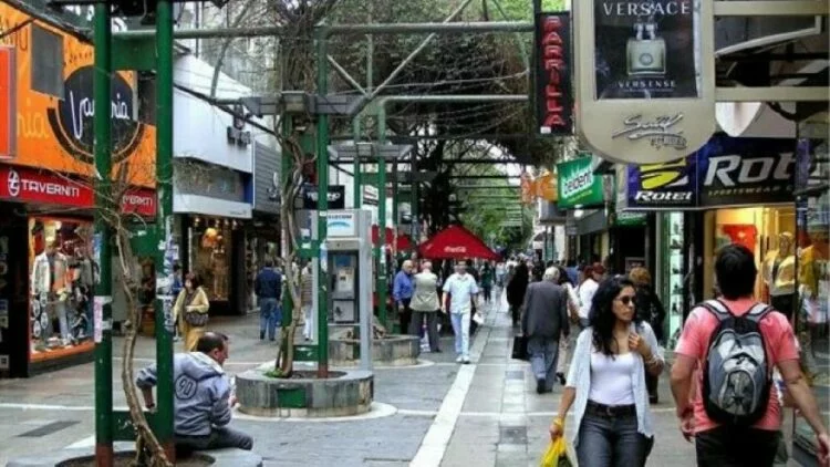 Calle comercial de Córdoba vacía durante el feriado del 12 de octubre
