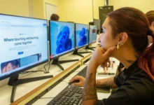 Estudiantes de la UPC en una clase de producción de contenidos