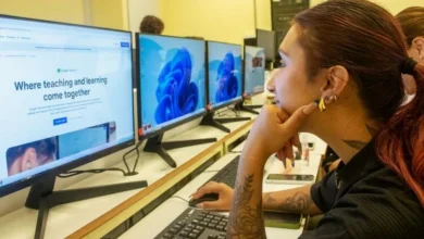 Estudiantes de la UPC en una clase de producción de contenidos
