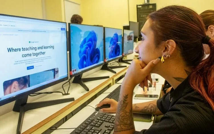 Estudiantes de la UPC en una clase de producción de contenidos