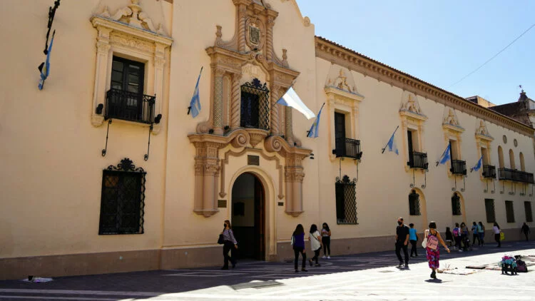 Estudiantes recorriendo los laboratorios del Colegio Nacional de Monserrat durante la jornada de puertas abiertas