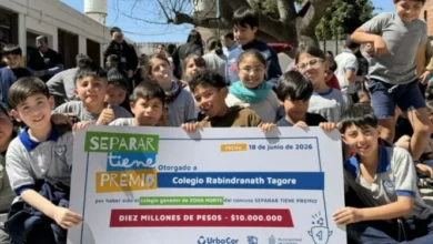 Estudiantes de secundaria cordobeses separando residuos en contenedores