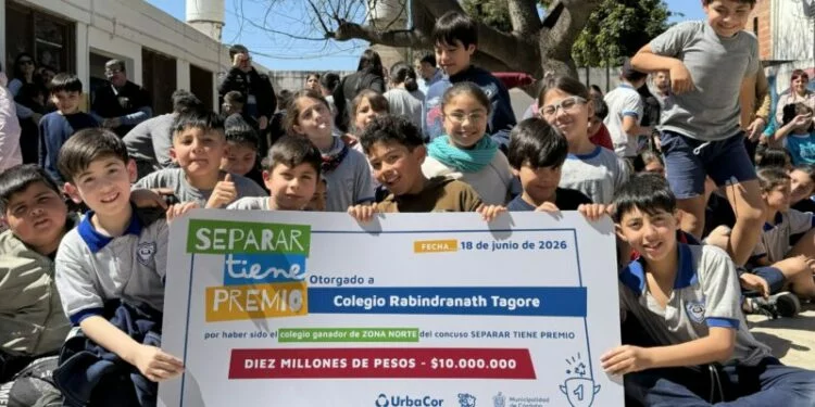 Estudiantes de secundaria cordobeses separando residuos en contenedores