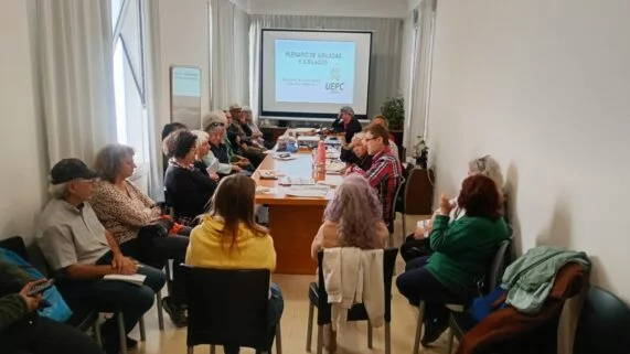 Jubilados docentes de UEPC Capital protestando por mejoras salariales