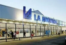 Fachada de la nueva sucursal de La Anónima en Bell Ville con paneles solares