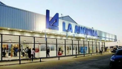 Fachada de la nueva sucursal de La Anónima en Bell Ville con paneles solares
