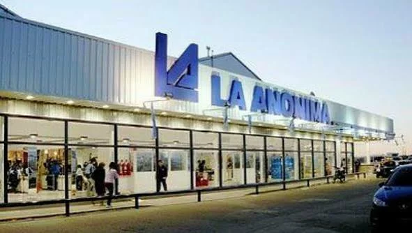 Fachada de la nueva sucursal de La Anónima en Bell Ville con paneles solares