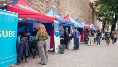 Puesto móvil de La Muni con Vos atendiendo a vecinos en el Parque Educativo Norte