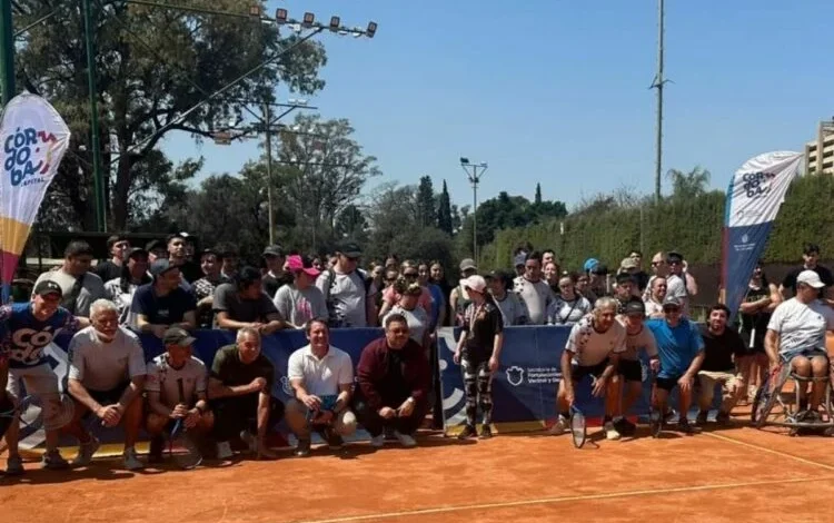 Cancha de tenis adaptada del Córdoba Lawn Tennis Club con silla de ruedas