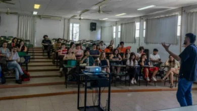 Estudiantes de la UNC trabajando en una Tecnoteca CREA en un barrio de Córdoba