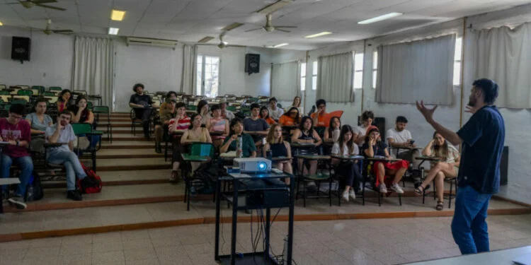 Estudiantes de la UNC trabajando en una Tecnoteca CREA en un barrio de Córdoba