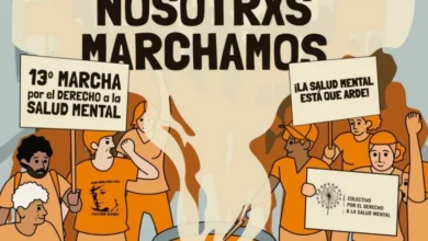 Manifestantes en la esquina de Colón y General Paz durante la 13ª Marcha por el Derecho a la Salud Mental