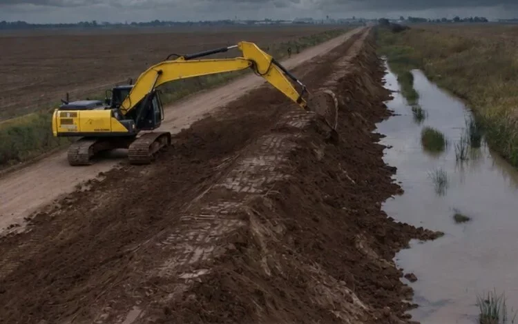 Obras de drenaje y enarenado en caminos rurales de Córdoba