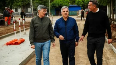 Gobernador y intendente inspeccionando obra vial en Villa Rivadavia Anexo