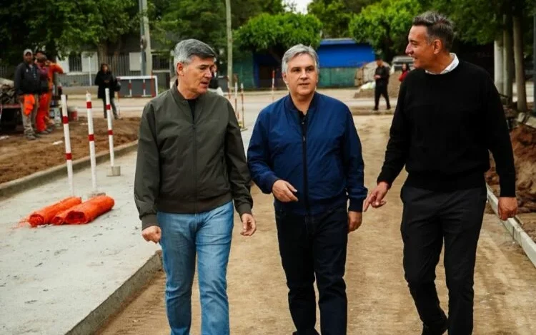 Gobernador y intendente inspeccionando obra vial en Villa Rivadavia Anexo