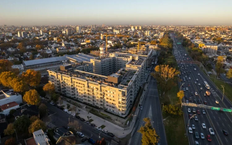 Obra del proyecto MilAires en Villa Devoto, mostrando la segunda herradura en construcción
