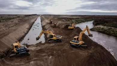 Obreros del Ministerio de Infraestructura reparando canales de riego en la provincia de Córdoba