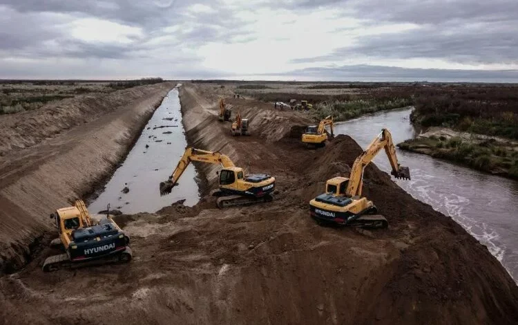Obreros del Ministerio de Infraestructura reparando canales de riego en la provincia de Córdoba